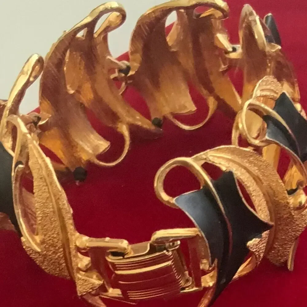 Vintage Signed Mode Art Bracelet